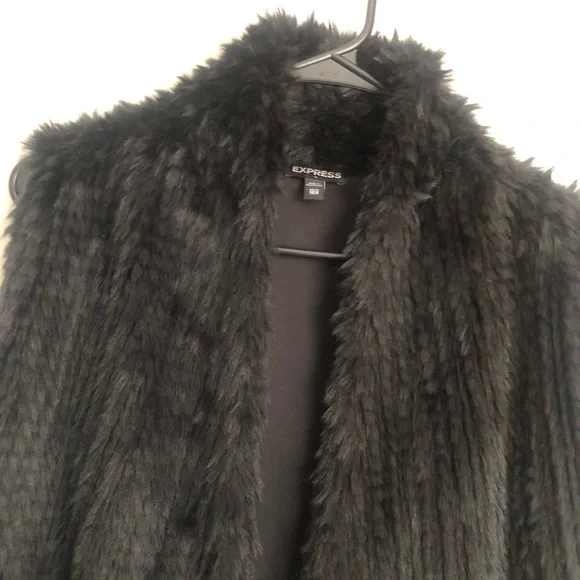Black Faux Fur Vest | EXPRESS - Picture 3 of 6